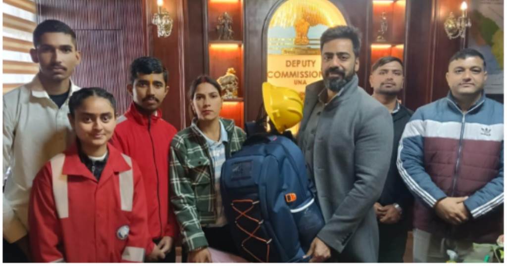 DC presents emergency response kits to Disaster Friends